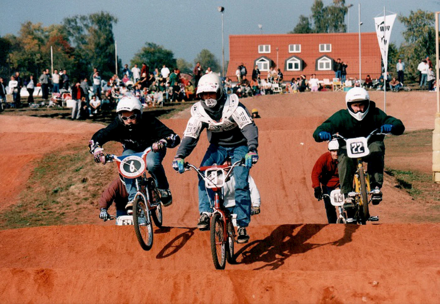 Dirk Haynberg (#9) führt Oliver Rapp (#6) und Dirk Ritter (#22) in die 2. Kurve