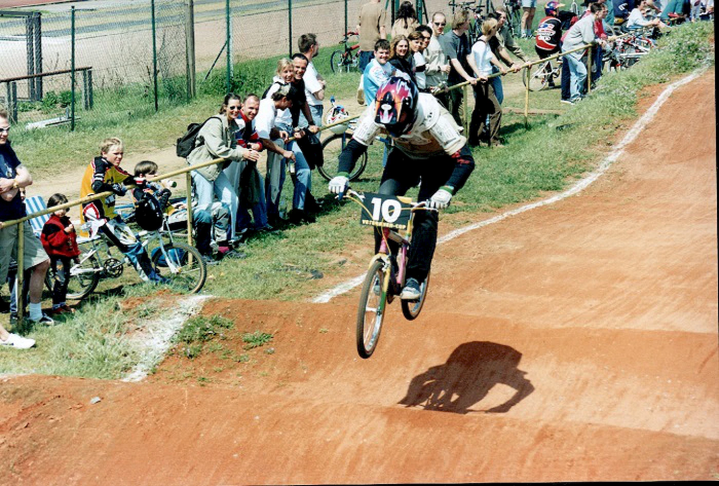 Ralf (#10) am kleinen Double der 4. Geraden im Blick von Tom Falter (links), Stephan Moog (Mitte mit Brille) und Andreas Hoepping (rechts daneben)