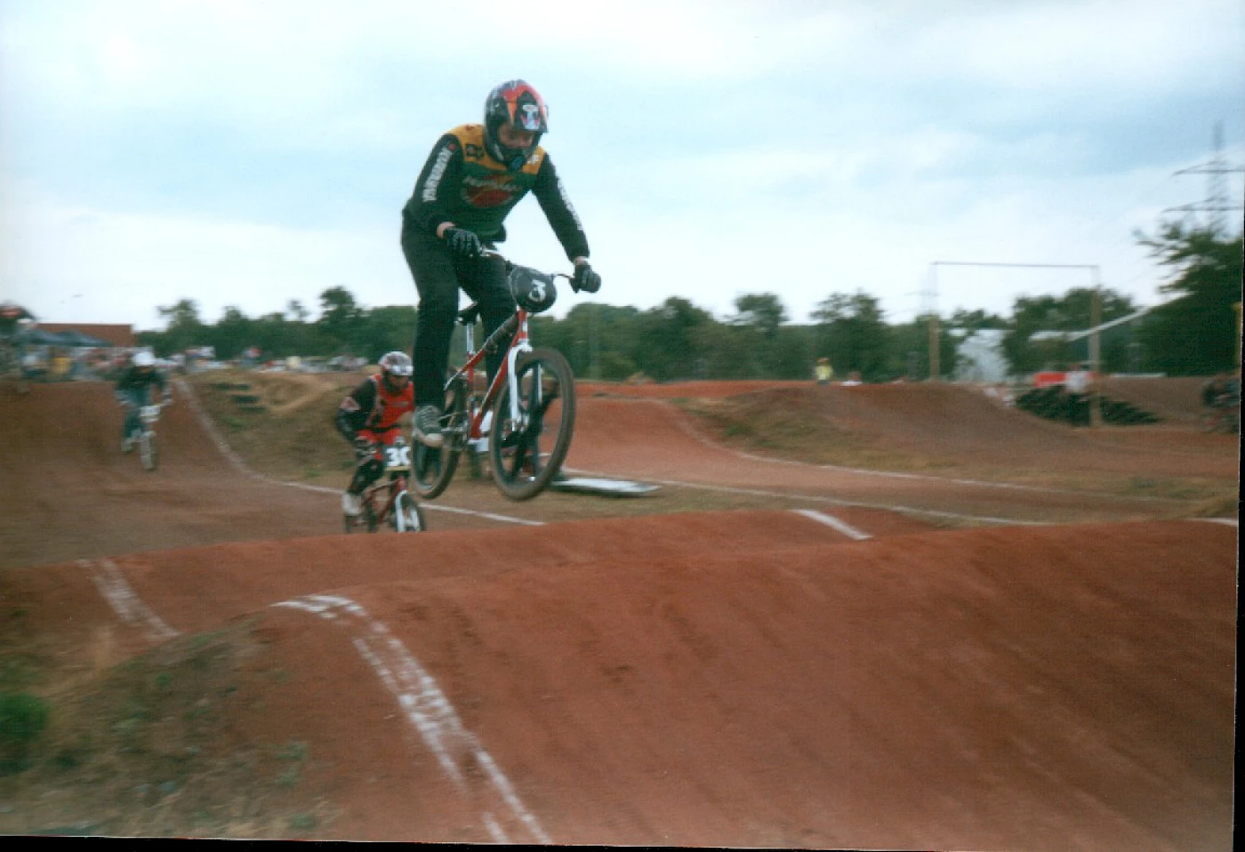 Ralf (#3) am kleinen Double der 4. Geraden vor Karl Herrling (#30)