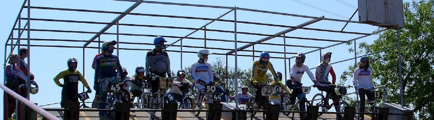 Schaut Euch dieses Foto an: Ein Startgatter voll mit alten Jerseys: Murray, zweimal Skyway, Diamond Back, Bicycle Motocross Action und Schauff. Da geht einem echten Veteranen das Herz auf